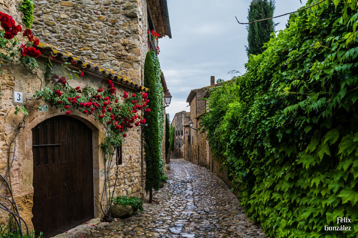 https://www.turismodeobservacion.com/media/fotografias/7709-peratallada-baix-emporda-14349-xl.jpg