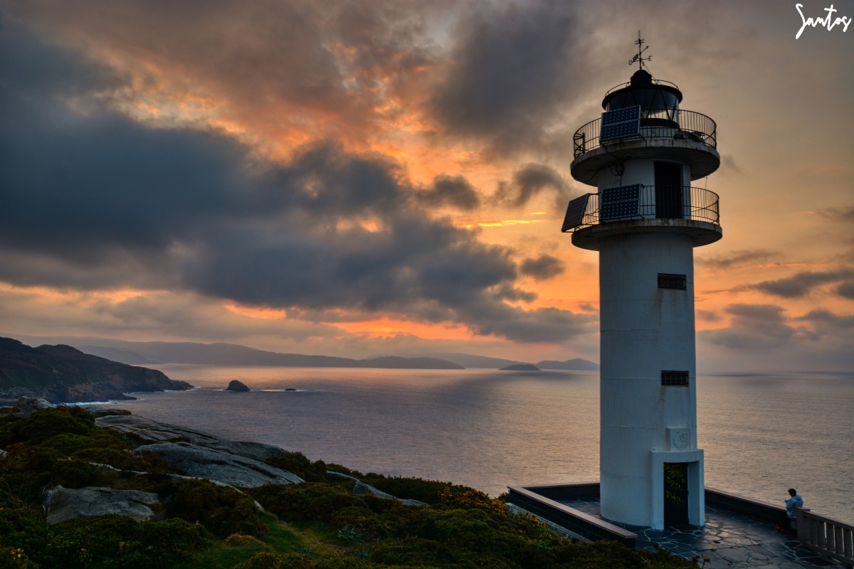 Faro de Punta Roncadoira por Santos | Fotografía | Turismo de Observación